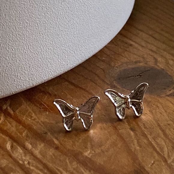 💛 Y2k Silver Tone Butterfly Earrings - Picture 2 of 4